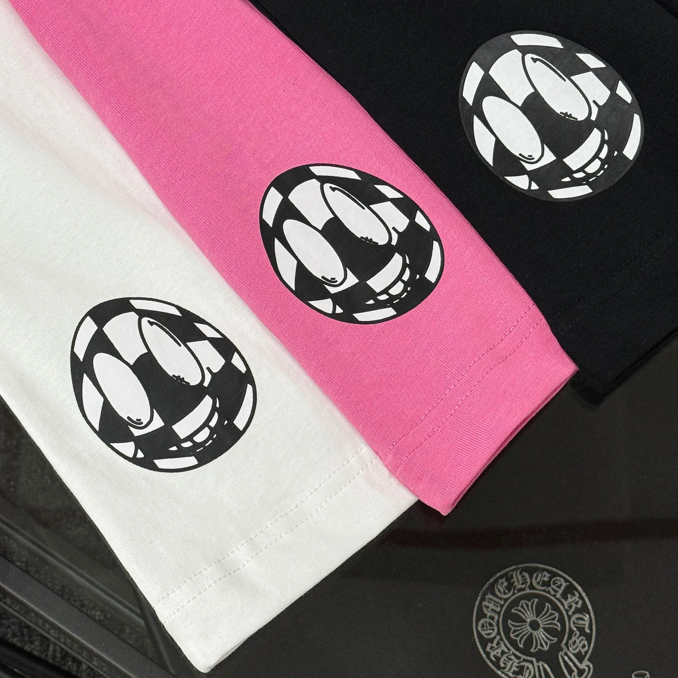 P170 Chrome Hearts Chrome Hearts 25 high version. The fabric is made of 300 grams of high-density cotton. It does not deform or shrink. It has three labels. It is the same style for men and women. Technology: digital printing. Color: white, black, pink. SIZE: S-XL